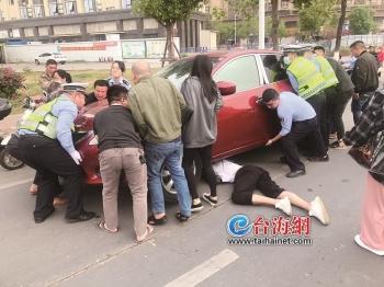 漳州：男子被压车下昏迷 警民合力抬车救人-1.jpg