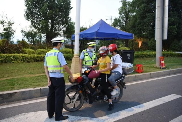 漳州疫情管控区和防范区，交警日夜排查不轻易放过一车一人！-30.jpg