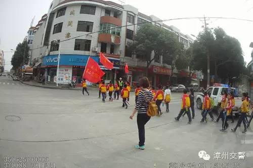 想当孩子们心中的&#34;超人蜀黍&#34;？漳州交警得守住这三个关卡-8.jpg