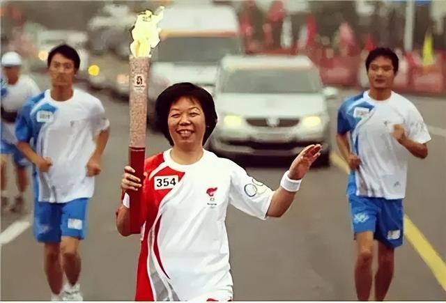 初中毕业，在工厂挣下1800亿！富士康“厂妹”王来春，做对了啥？-4.jpg