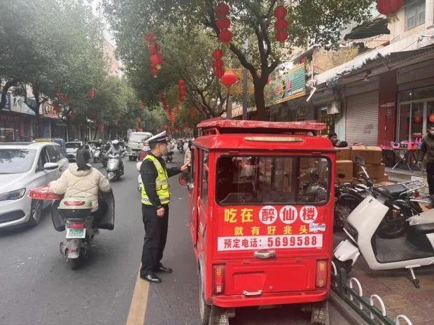 这个春节，漳州路面这些交警居然被拍得这么帅！-27.jpg