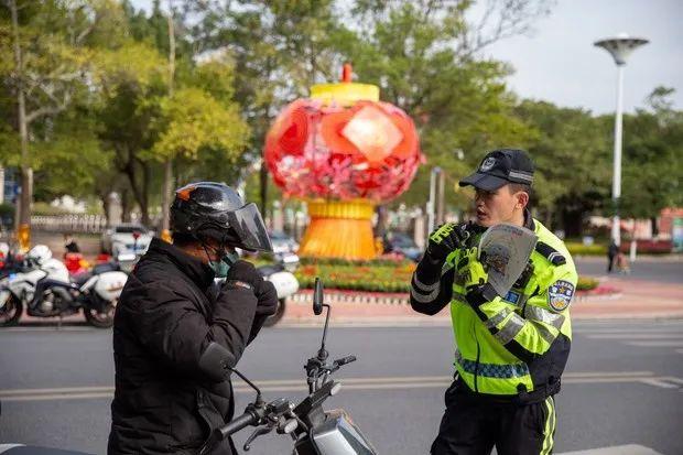 这个春节，漳州路面这些交警居然被拍得这么帅！-29.jpg