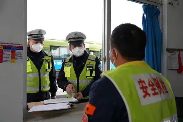 这个春节，漳州路面这些交警居然被拍得这么帅！-35.jpg