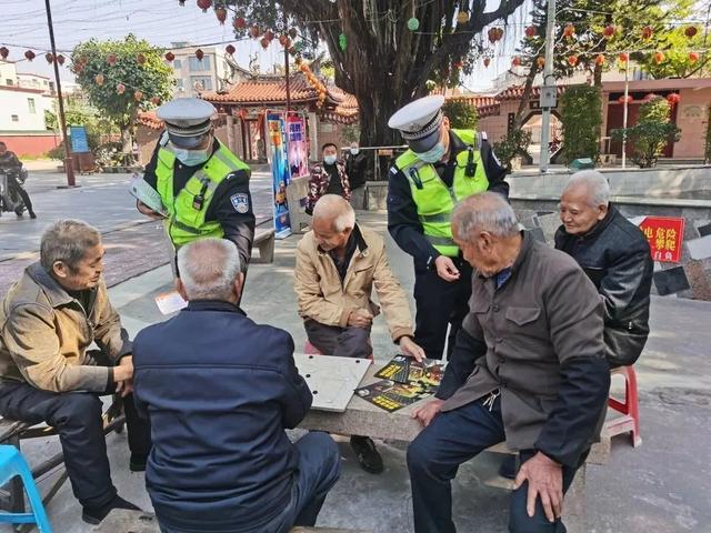 漳州交警走街串巷，关注一老一小交通安全！｜逢八宣传-11.jpg
