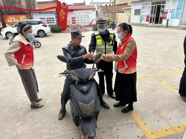 漳州交警走街串巷，关注一老一小交通安全！｜逢八宣传-12.jpg
