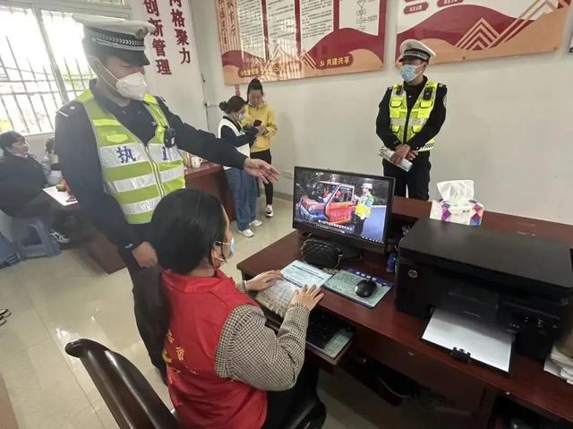 漳州交警走街串巷，关注一老一小交通安全！｜逢八宣传-14.jpg