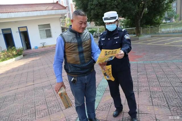漳州交警走街串巷，关注一老一小交通安全！｜逢八宣传-18.jpg