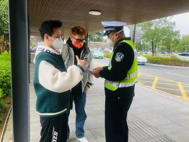 漳州交警走街串巷，关注一老一小交通安全！｜逢八宣传-30.jpg