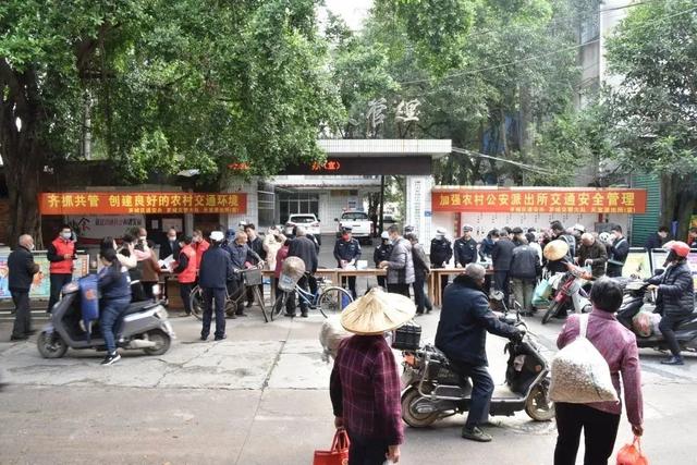 请您体验“酒驾”的感觉！漳州交警与镇政府联合开展农村宣传活动！-8.jpg
