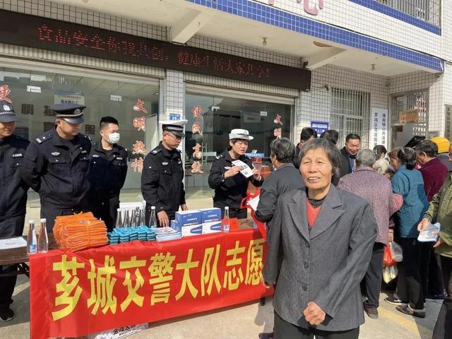 漳州交警联合派出所走进农村“劝、讲、播”！-8.jpg