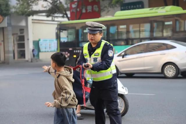 漳州这里车辆即停即走，良好秩序你我共同遵守！-10.jpg