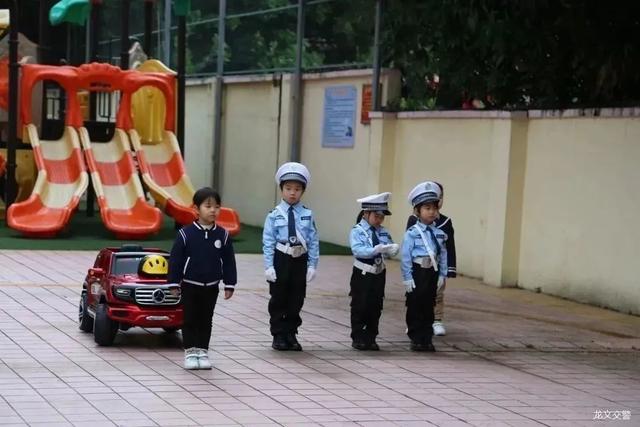 漳州这些“小交警”，指挥手势一个比一个帅！ | 全国中小学生安全教育日-5.jpg