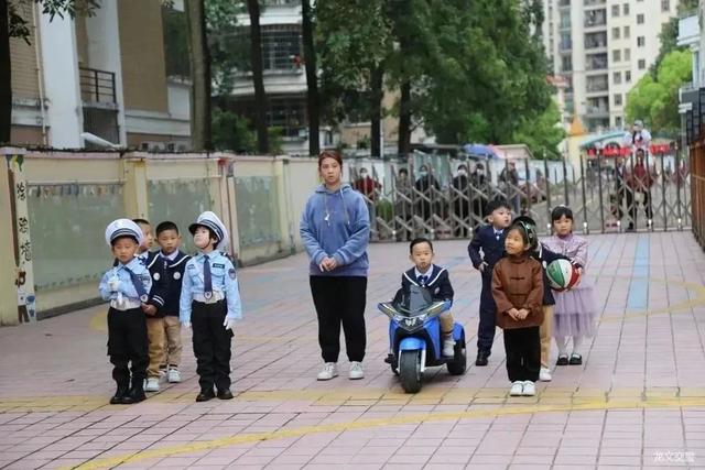 漳州这些“小交警”，指挥手势一个比一个帅！ | 全国中小学生安全教育日-6.jpg