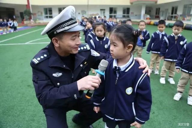 漳州这些“小交警”，指挥手势一个比一个帅！ | 全国中小学生安全教育日-4.jpg