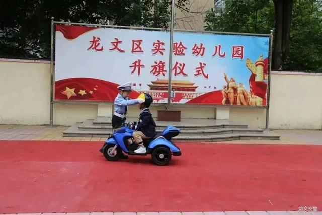 漳州这些“小交警”，指挥手势一个比一个帅！ | 全国中小学生安全教育日-9.jpg