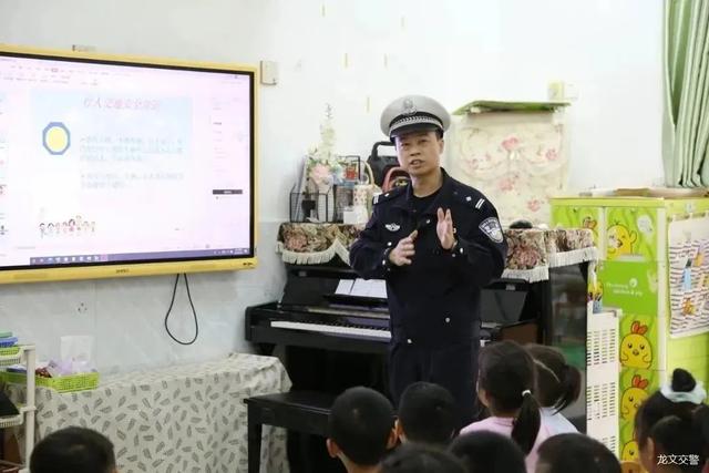 漳州这些“小交警”，指挥手势一个比一个帅！ | 全国中小学生安全教育日-11.jpg