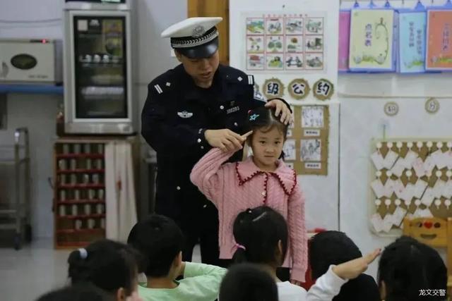 漳州这些“小交警”，指挥手势一个比一个帅！ | 全国中小学生安全教育日-15.jpg