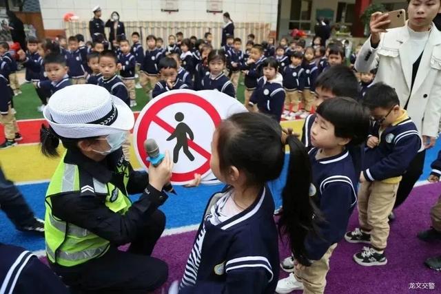 漳州这些“小交警”，指挥手势一个比一个帅！ | 全国中小学生安全教育日-18.jpg