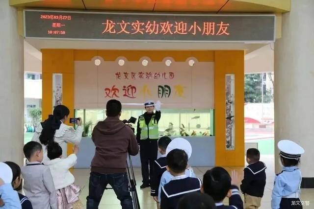 漳州这些“小交警”，指挥手势一个比一个帅！ | 全国中小学生安全教育日-17.jpg