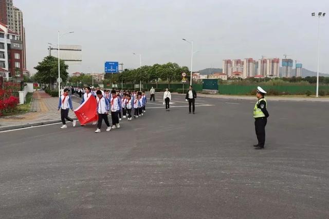 漳州：学生缅怀先烈，交警全线护航！-11.jpg