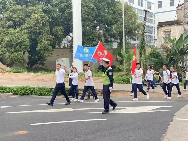 漳州交警尽心守护，只为让您安心缅怀先辈！-18.jpg