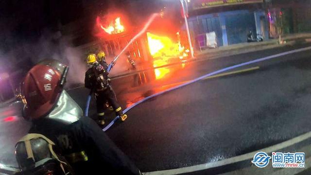 惊险！福建漳州深夜店面起火，4人被困阳台-1.jpg