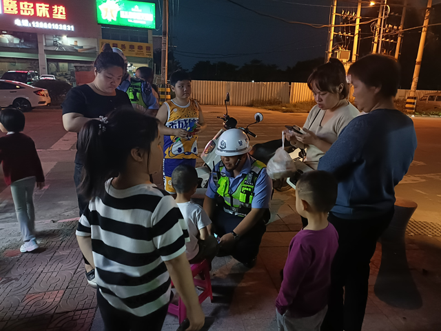 当奶爸、送萌娃、搬运工、清路障……看漳州交警花式角色！【我为群众办实事】-9.jpg