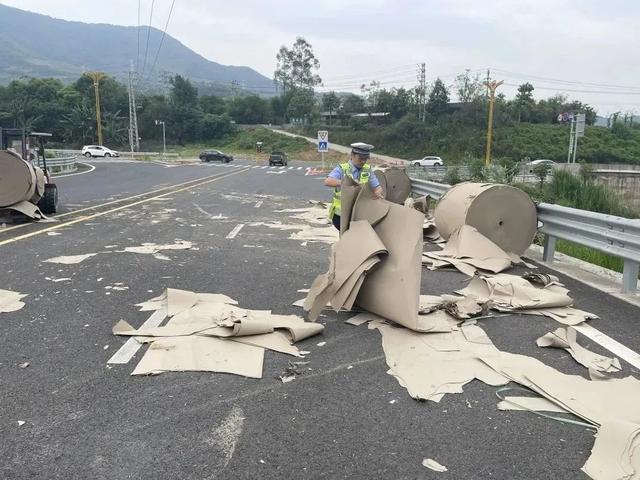 当奶爸、送萌娃、搬运工、清路障……看漳州交警花式角色！【我为群众办实事】-8.jpg