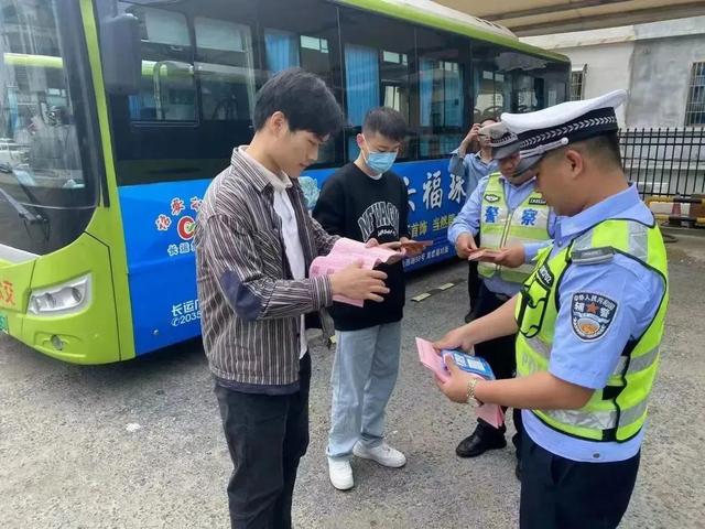 这个“五一”，你们只管诗和远方，他们甘愿负重前行！-17.jpg