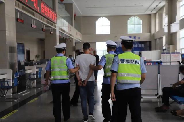 插翅难逃！漳州这名“网逃”嫌疑人在交警面前“自投罗网”！-11.jpg