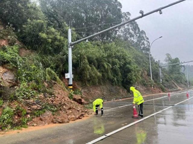 “苏拉”来袭风雨不断，漳州交警巡防不停！| 我为群众办实事-9.jpg