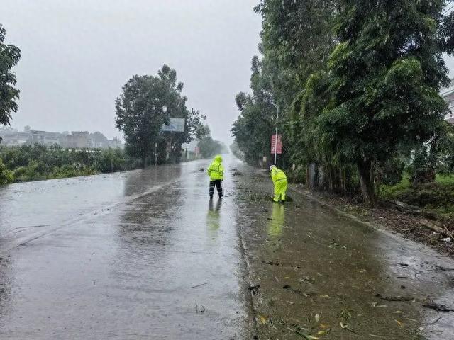 “苏拉”来袭风雨不断，漳州交警巡防不停！| 我为群众办实事-7.jpg