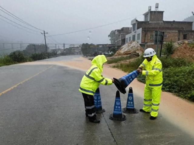 “苏拉”来袭风雨不断，漳州交警巡防不停！| 我为群众办实事-8.jpg