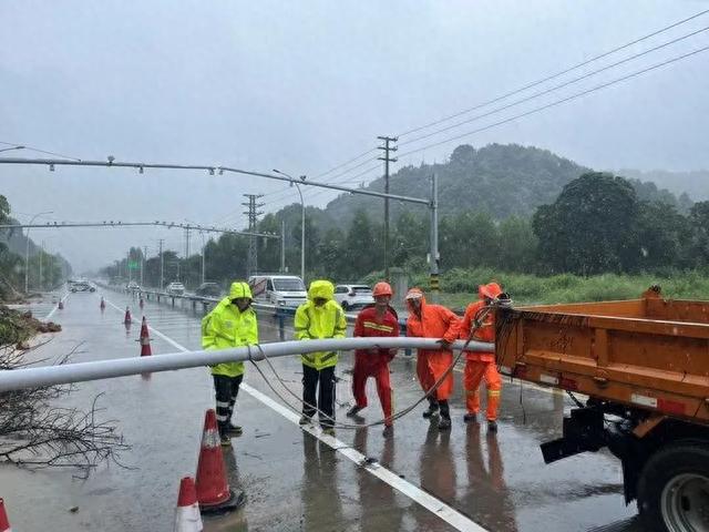 “苏拉”来袭风雨不断，漳州交警巡防不停！| 我为群众办实事-10.jpg