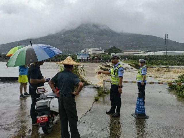 “苏拉”来袭风雨不断，漳州交警巡防不停！| 我为群众办实事-11.jpg