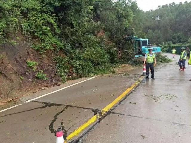 “苏拉”来袭风雨不断，漳州交警巡防不停！| 我为群众办实事-13.jpg