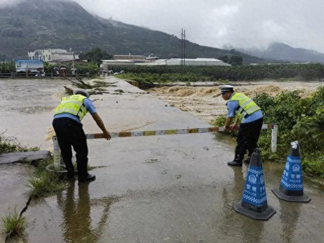 “苏拉”来袭风雨不断，漳州交警巡防不停！| 我为群众办实事-12.jpg