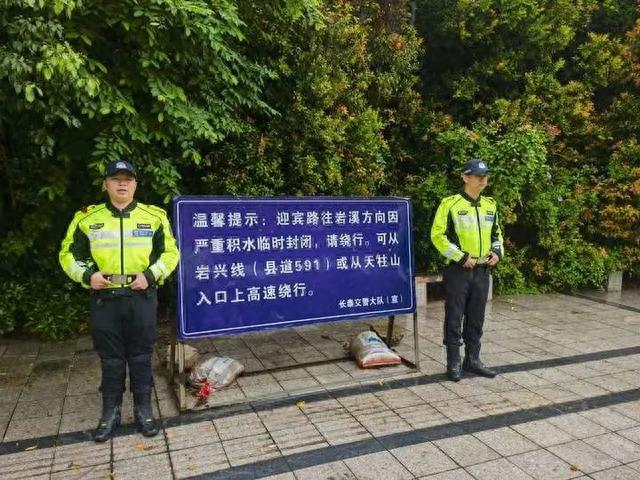 “苏拉”来袭风雨不断，漳州交警巡防不停！| 我为群众办实事-16.jpg