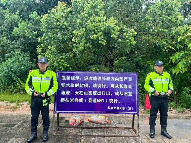 “苏拉”来袭风雨不断，漳州交警巡防不停！| 我为群众办实事-15.jpg