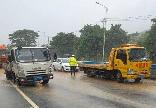 “苏拉”来袭风雨不断，漳州交警巡防不停！| 我为群众办实事-14.jpg