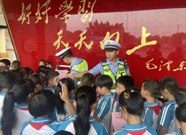 漳州交警开启护学模式，风里雨里守护你 | 开学第一课-1.jpg