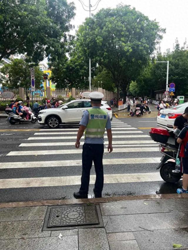 漳州交警开启护学模式，风里雨里守护你 | 开学第一课-4.jpg