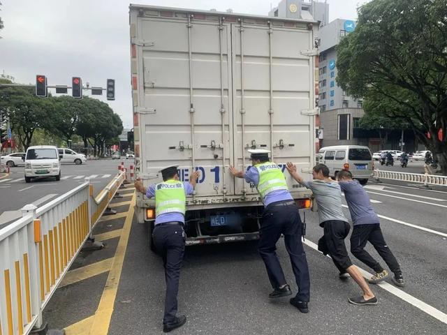 推车、寻娃、护送老人……来自漳州交警的“秋日私语”-10.jpg