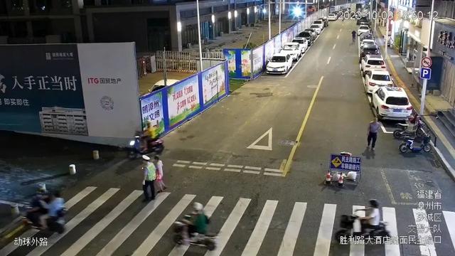 推车、寻娃、护送老人……来自漳州交警的“秋日私语”-9.jpg